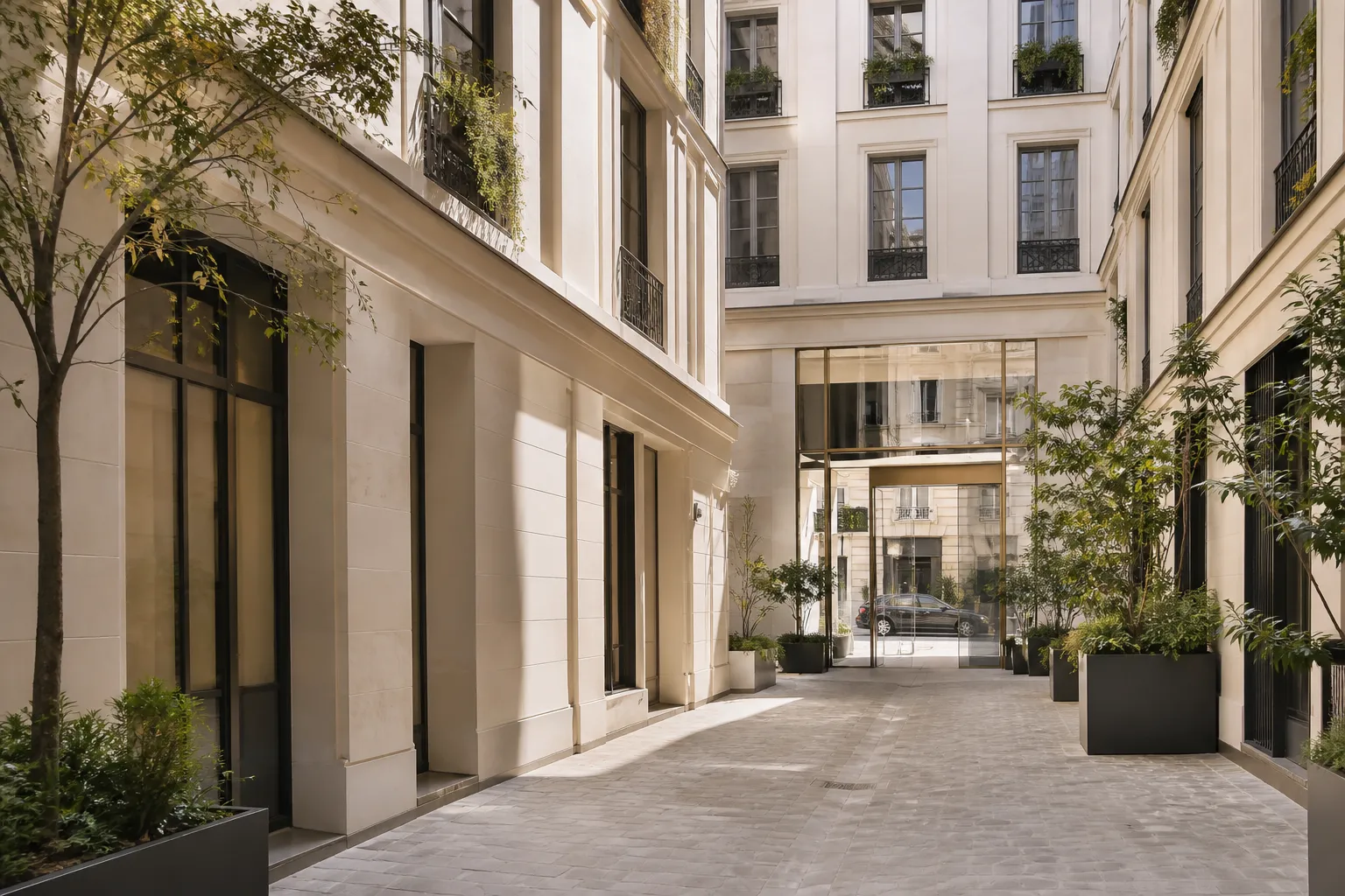 Cour interieure pavee d un immeuble neuf a Paris