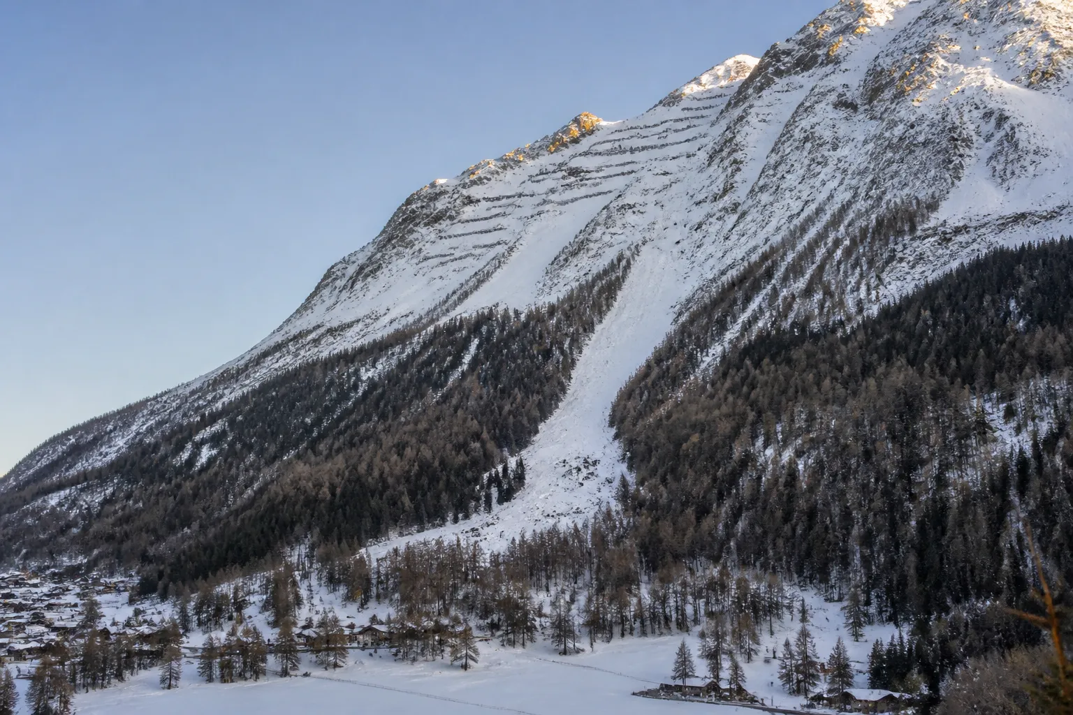 Versant de montagne avec couloir d avalanche