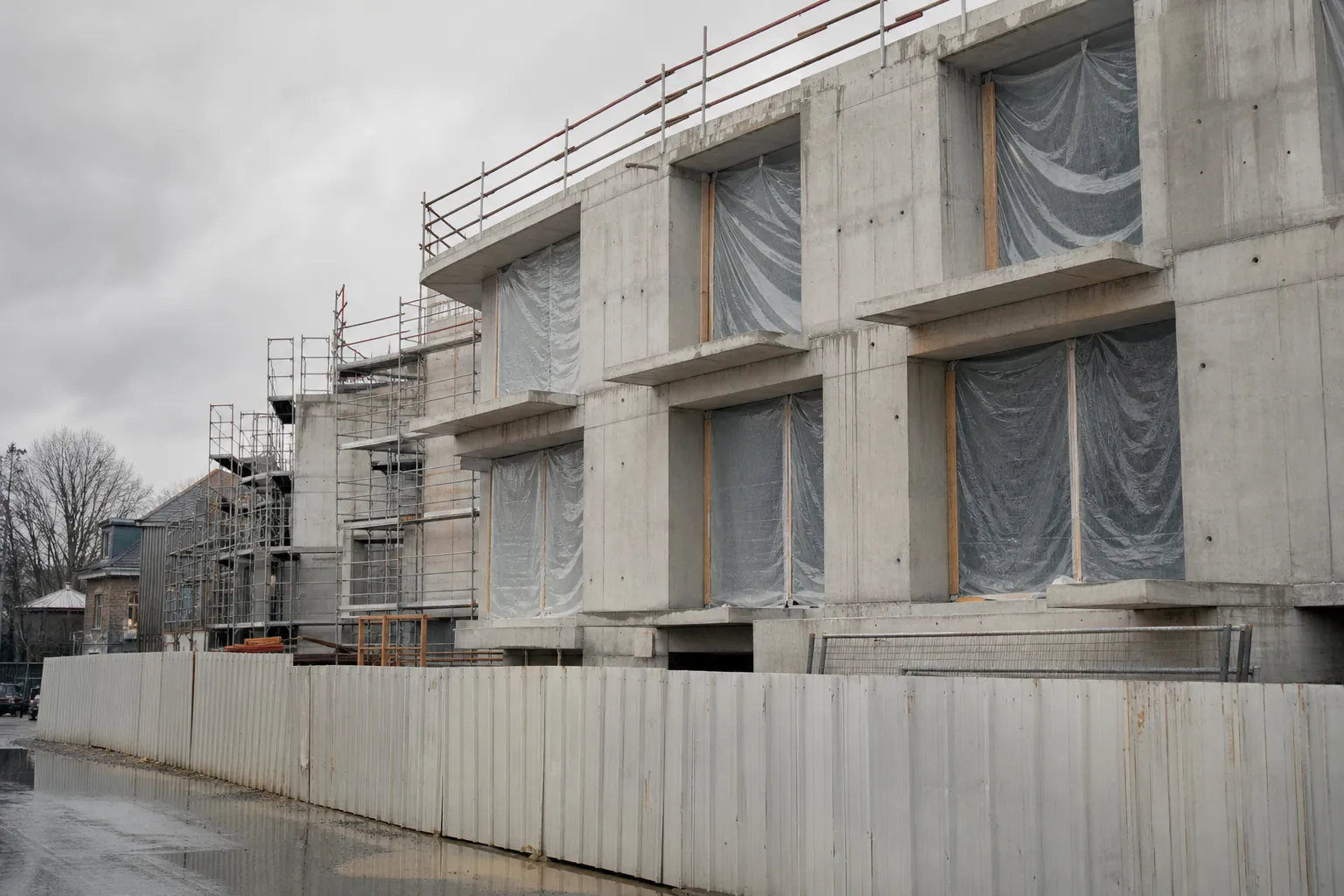 Chantier protege par des baches apres une averse