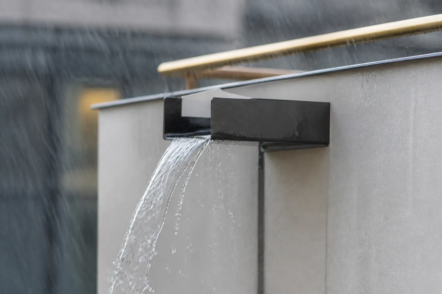 Gargouille de terrasse sous la pluie