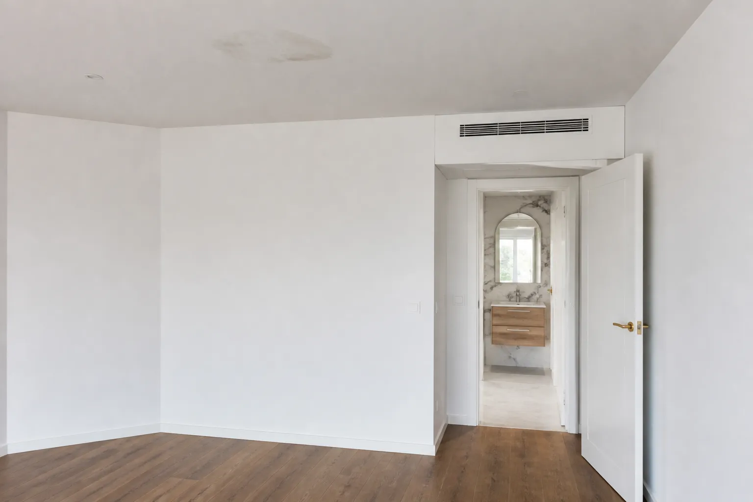 Trace d'eau au plafond d'un appartement neuf