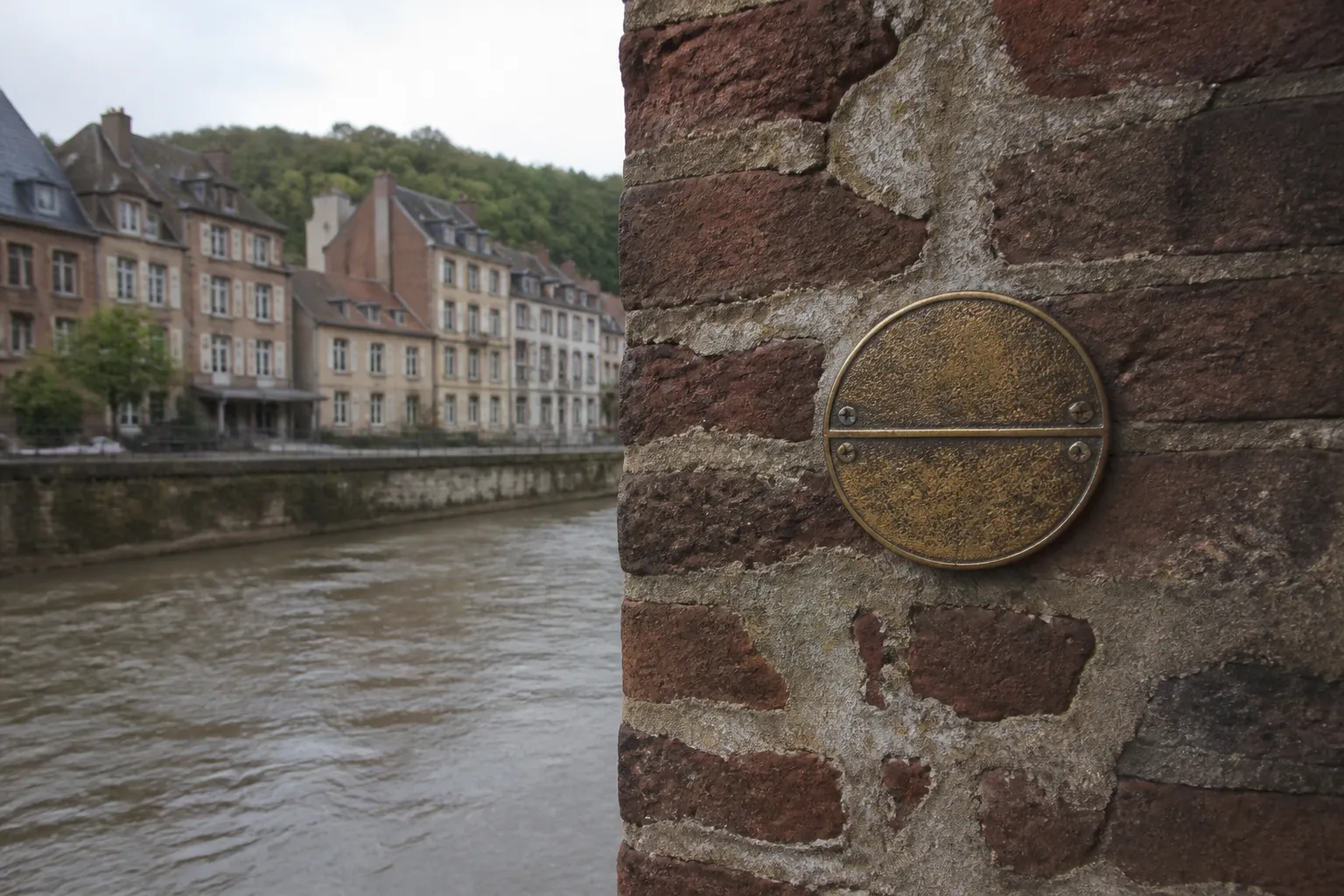 Plaque de repere de crue sur un mur ancien
